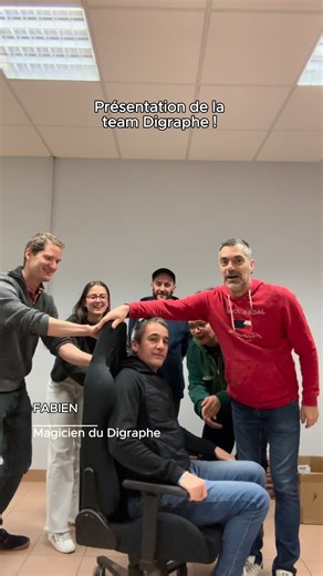 1.7K views | Derrière chaque digraphe, il y a des mains, des idées… et une bonne dose de bonne humeur  Aujourd’hui, on vous présente l’équipe qui donne vie à vos digraphes, chacun à son poste, mais tous animés par la même passion ✨ #EquipeDigraphe #DansLesCoulisses #ArtisanatFrançais #CréationOriginale #BonneHumeur #SavoirFaire | Le Digraphe | Facebook