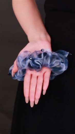 Tie a "blue sky and clouds" pattern into your hair! This dreamy blue is soft and flattering,