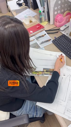 𝐊𝐢𝐦 𝐦𝐨𝐨𝐧 𝐣𝐢𝐧 on Instagram: "캐드로 안하고 손으로 그려서 디자인 하냐고 물어보시는 분들이 많은데 여성복중에서도 캐릭터여성복에서는 거의 대부분 손으로 도식화 작업을 해요~~ 왜 자대고 그리지 말라고 하냐구요? 옷은 모든선이 곡선으로 되어있는데 실루엣을 잘표현하기위해서는 연필로 곡선를 잘써서 스케치를 하다보면 도식화 그리는 실력이 늘어요~~ #디자이너#이비엠"