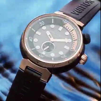 La montre #TambourStreetDiver de Louis Vuitton, aux motifs audacieux et contrastés, assure une lisibilité optimale lors de la plongée. Découvrez la collection #LVWatches. | Louis Vuitton