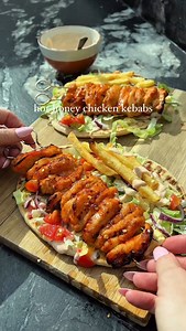 Hot Honey Chicken Kebabs, high protein, easy to make and absolutely BANGIN 😍 Sticky spiced glazed chicken, served on toasted flatbread, with crispy fries, spicy mayo and salad. 43g protein per flatbread and ready in 20 minutes.. 🤌🏻 ➡️Speaking of 20 minute meals, you can pre-order my new cookbook “20 Minute Low Cal Kitchen Bangers” for £10 on Waterstones using code ‘LowCal25’ the link is in my bio 🫶🏼 Ingredients (serves 2): 300g thinly sliced chicken breast 1 tsp smoked paprika ½ tsp oregano