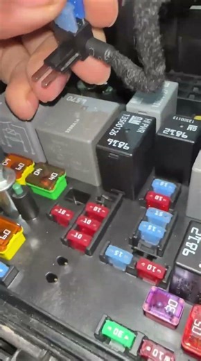 how to install 20 Amp fuse ✅