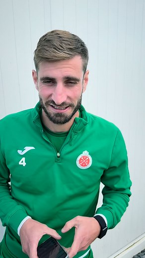 🎤 Gaby a pris le micro et le téléphone ! Direction le vestiaire pour demander à chaque joueur : 👉 “C’est qui ton joueur préféré ?” Et la réponse la plus citée… il joue déjà chez nous 😏 Alliou Dembélé, star du vestiaire 💚⚽ #REV #Virton #D1ACFF #InsideExcelsior #Vestiaire #TeamSpirit #VertEtBlanc #Interview | Royal Excelsior Virton