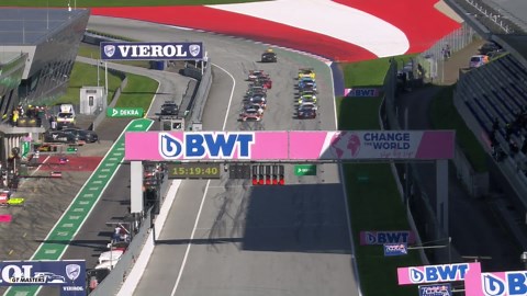 Was für ein Crash! Hier wird das Auto in alle Teile zerlegt