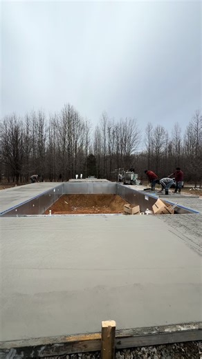 Another one for the good guys💪I’m thankful for the guys and all they do. Checkout this Pool pad with a raised 12x16 mono slab for pool house! Broom finished, tooled joints. #winter ❄️ #concrete #work #amigos #family