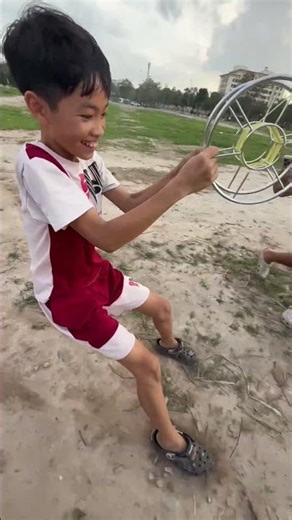 Ra dây rồi đưa guồng cho cậu nhóc #layangan #patang #pipas #kiteflying #uçurtma #dieusao