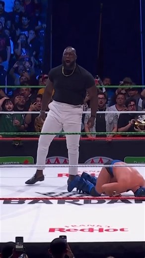 WWE on Instagram: "Why, @thegiantomos, why? 😭 #GuerraDeTitanes"