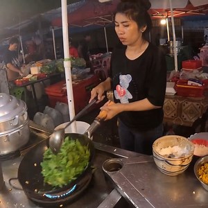 Pretty Chef Fried Yummy Eel Recipe | Khmer Food Tour