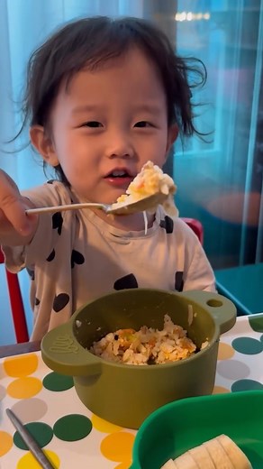 Hope you all have something delicious to eat and a happy day 😍 ✅ Dried Shrimp Rice Bowl Ingredients 60g dried shrimp 2 onions Some green onions 7 eggs Preparation Thinly slice the onions Chop the green onions Beat the eggs in a bowl, add ½ tablespoon of black pepper, and mix well Sauce 2 tablespoons soy sauce 2 tablespoons double-concentrated tsuyu sauce 1 tablespoon sugar 1 tablespoon cooking wine 6 tablespoons water How to Make Put the dried shrimp, onions, and sauce into a pan all at once, a