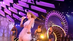 Taylor Swift chante "Shake it off" en live aux MTV VMA 2014
