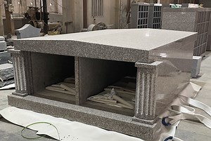 [Hot Item] Natural stone polished Pink Granite Mausoleum for Memorial/Dead/cemetery/graveyard