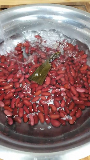 ¡Descubre por qué las legumbres son una opción increíblemente saludable para incluir en tu dieta! Estas pequeñas maravillas están llenas de proteínas vegetales, fibra, vitaminas y minerales esenciales para tu cuerpo. Además, son una excelente fuente de energía de liberación lenta, lo que te mantiene lleno y satisfecho por más tiempo. Incorporar legumbres en tu alimentación puede ayudar a controlar el peso, mejorar la salud digestiva, reducir el riesgo de enfermedades cardíacas y diabetes, y prom