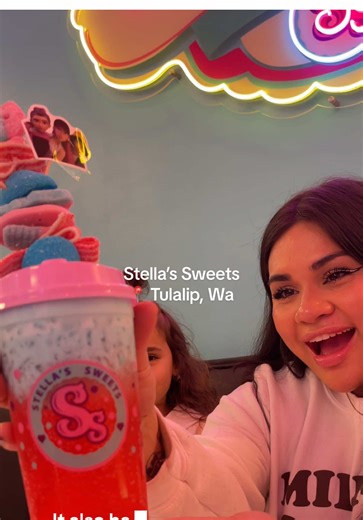 Stella’s Sweets 📍 Tulalip, Wa Welcome to the cutest candy shoppe that is stocked with merch from Sanrio, K Pop DH, and BUBS!! The Swedish yummy no dye, no gelatin, delicious candy. This cute candy cafe also has dirty sodas as well as pineapple dole whip soft serve!!!! The Hawaiian shaved ice 🍧 was really refreshing and the dole whip in the middle was perfect. From friendly customer service, wholesome conversations and the smile on my daughters face.. Stella’s Sweets is quite literally the cute
