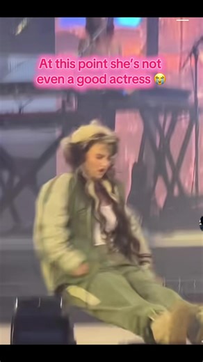 Lola young really did let her fans down with this one… the hand signalling and acting ain’t the one 😭 #lola