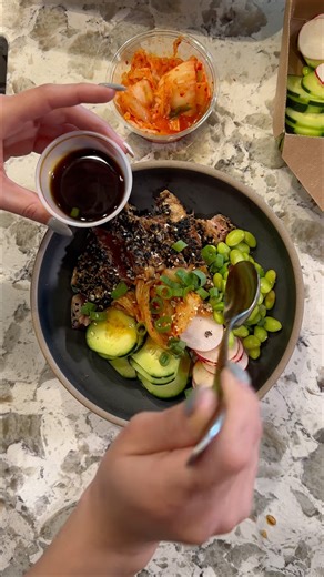 What if dinner was already made… and a whole lot more delicious? 👀 Introducing the revamped Supper Club from @marketofchoice — now available at all locations and starting at just $24.99 and serves 4. Each week, our chefs create fresh, flavorful meals designed to simplify your evenings without sacrificing taste. We’ve done the prep — you just heat, plate, and enjoy. I personally grabbed the Seared Ahi Bowl: warm the rice, plate it up, and dinner was done in minutes. Fresh ingredients, thoughtful