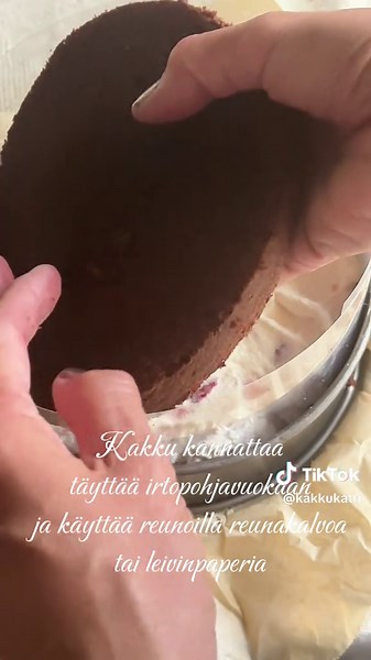 Tägää kaveri, jonka kanssa haluaisit syödä tätä ihanaa mansikka-suklaakakkua! 🍓🍫 Täydellinen kesäkakku syntyy mehevällä kakkupohjalla ja helpolla täytteellä , resepti tässä ⬇️ Kakkupohjan resepti löytyy aiemmasta reelsistä. Täyte: \t•\t4 dl vispikermaa \t•\t250 g rahkaa \t•\t0,5 dl sokeria \t•\t2 tl vaniljasokeria \t•\t500 g mansikoita (jätä osa koristeluun) Vatkaa kerma napakaksi vaahdoksi. Sekoita joukkoon rahka, sokerit ja mansikan palat. Leikkaa kakkupohja kolmeen osaan. Kokoa kakku mielui