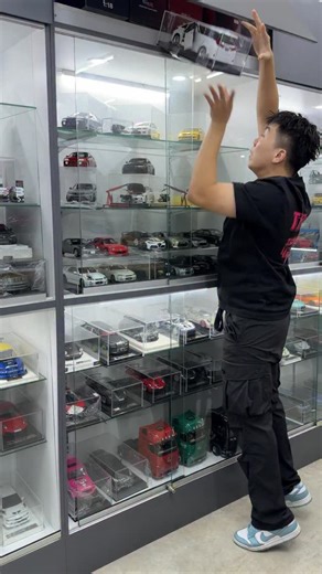 CTHTOYS Neo on Instagram: "Unboxing Ferrari F60 America With Worldwide Limited 15 units Model Car #cthtoys #bossneo #ferrari #f60 #viral"