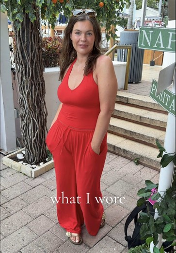size 12 wearing XL - with rolls! 🥐 Everyone I see in this has no lumps or bumps! I’m a 34ddd and the built in bra was 👌🏼👌🏼 SO soft and cozy! Definitely recommend! #cruise #vacationoutfits #whatiwore #cruisevacationoutfits #NovoDoveCabelos