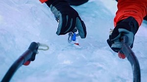 Unser neues Highlight ab 4.000 Höhenmetern: der ALPINE ICE GTX®! Kompromisse haben ab hier garantiert keinen Platz. Mit ein Grund, weshalb der neue Performance-Schuh gemeinsam mit den Alpinisten aus dem LOWA PRO Team entwickelt wurde. Mit dem optimal isolierten und vollsteigeisenfesten Gamaschenschuh lassen sich selbst schwierige Passagen in Eis und Fels problemlos meistern. Verfügbar ab März! | Lowa