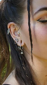 „Ready für dein Festival?“ Zwischen Bass, Sonnenlicht und bunten Vibes – dein Piercing strahlt mit dir um die Wette! Egal ob Boho, Glam oder Grunge – sei du selbst, wild & echt. 🌈 Glitzer im Gesicht – let the summer begin. #piercingline #festivallook #piercingvibes #summerjewelry #festivalstyle2025 | Piercingline