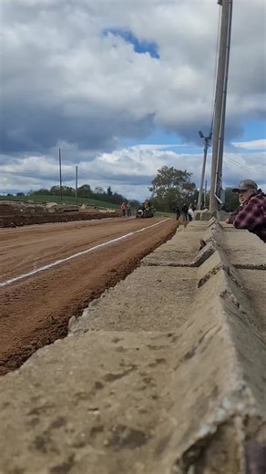 New Stock 25 tractor I threw together. This was the 1st hook on it ever. Found a few bugs but I think it will be a good one. #PoweredbyKOHLER #cubcadetpulling #KohlerPower #gardentractorpulling #ihcubcadet #kohlercommandpower #kohlercommand #CubCadetPulling #CubCadet