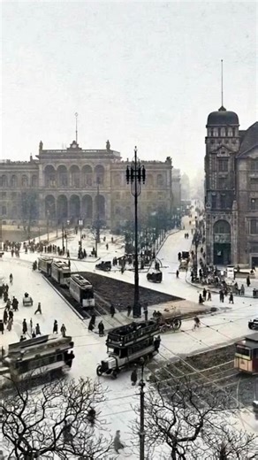 🌆 Berlin, 1925 ✨ Willkommen am Potsdamer Platz, dem Herzschlag der goldenen 1920er Jahre. Hier erhebt sich das elegante Hotel Fürstenhof 🏨 – einst eines der vornehmsten Häuser Berlins, Treffpunkt für Künstler, Diplomaten und die internationale Gesellschaft. Gleich daneben der geschäftige Potsdamer Bahnhof 🚂, damals einer der größten Bahnhöfe Europas, durch den täglich Zehntausende reisten. Im Haus Pschorr 🍺 wurde gefeiert, gegessen und gelacht – ein echtes Wahrzeichen der Berliner Lebensfreu