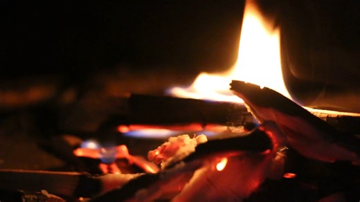 An Autumn Equinox Blessing. Today we step into the balance of light and dark, as day and night stand equal. The autumn equinox reminds us to pause, to reflect, and to give thanks for the harvest, both of the land and of our own lives. A simple way to celebrate. Find a quiet space, indoors or outdoors. Light a candle to represent the sun, the harvest, and the warmth that carries us through the darker months. Speak your intention aloud. You might say something like. "As day and night meet in balan