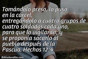 Explicación Hechos 12:4. 'Tomándolo preso, lo puso en la cárcel, entregándolo a cuatro grupos de cuatro soldados cada uno, para que lo vigilaran; y se proponía sacarlo al pueblo después de la Pascua.' - BibliaBendita