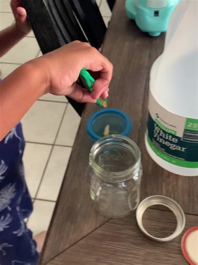 Do you want to learn how to remove calcium from a bone? Then watch this cool experiment I did 👨🏾‍🔬🧪🧫🧬⚛️🔭🔬🌏🤯⚖️🚀👨🏽‍🚀🛰🛸😁🤓😎🤖🌋 @operationouchlive thanks for all the cool videos! I can’t wait to learn more. #NathanTheSmartsExperiments #scienceforkids #scientist #learnwithme #didyouknow #loveforscience #science