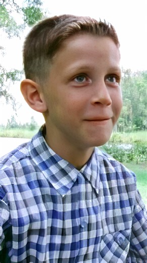 The Real Voice Behind Forrest Gump That unforgettable Southern drawl wasn’t invented by Tom Hanks. It was inspired by Michael Connor Humphreys, who played young Forrest in Forrest Gump. Hanks studied Michael’s natural speech, gestures, and innocence—even recording their conversations—and built his entire performance around him. As Hanks put it: “Everything that came out of Forrest was based on him.” | Did You Catch This?