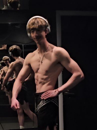 some light posing #fyp #bodybuilder #gymtok #mensphysiqueathlete | gym men