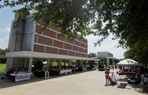 Here are 7 Conroe farmers markets you should explore this spring
