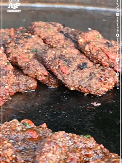 چٹپٹے چپلی کباب — ہر لقمہ ذائقے سے بھرا #chaplikabab #PeshawariChaplikabab #PeshawariCuisine #PakistaniStreetFood #DesiFood #streetfood #PakistaniFood #StreetFoodLovers #TraditionalFood #SpicyFood #PakistaniCuisine #FYP #ForYou