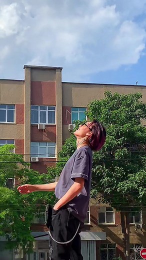 Expressive Outdoor Performance in Urban Setting