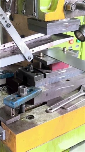 how the machine works in cutting and forming patterns on iron plates #machine #platecutting #iron
