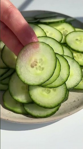 The BEST cucumber salad ever 🤤 2 minutes to make!