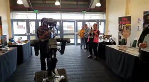 Johnny 5 singing and dancing with a chuckle brother at Warped Con 2019 #johnny5isalive #johnny5 #shortcircuit #retro #chucklebrothers #3dprinting