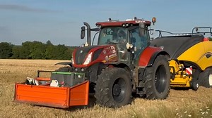 Les moissons se terminent progressivement. Les pailleux en profitent pour évacuer la paille en vue d’une nouvelle saison qui redémarre avec les épandages, déchaumages et semis de couverts et bientôt de colza. Cet ensemble full New Holland composé d’un T7.230 TerraCotta et d’un BigBaler 1290 Plus est celui de l’entreprise belge SRL Walex12 | FARM Connexion