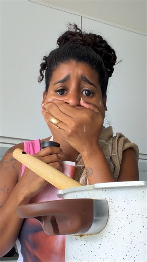 Sheila Matos on Instagram: "Amiga do sal, inimiga do tempero 🧂 Vocês comeriam esse frango canelado?! 🤣"