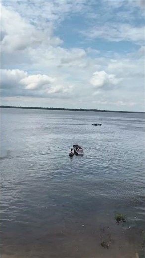 Pegando o barco no cãs perto da feira de Manaus visão geral de onde os barcos saem em manaus