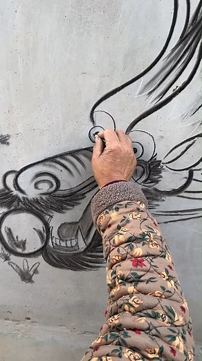 2K views · 47 reactions | Draw dragons with a wooden stick! It's not rare to paint on a wall, what if you do it with a wooden stick? A woman from Liaocheng, #Shandong province did that. As the Year of the #Dragon is approaching, she draws dragon on the wall with a wooden stick, showing superb skills that surpass many art students! | T-Time HK | Facebook