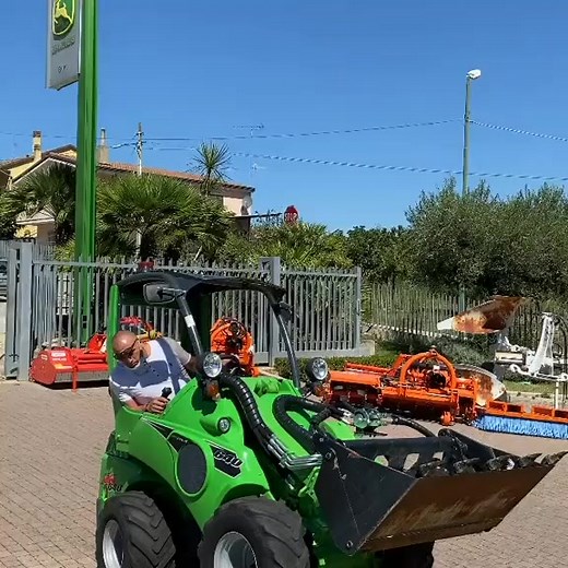 Ready for some tricks? Avant Emmanuel from Italy can definitely show you something! #AvantTecno #AvantLoader #AvantInAction #AvantTricks #CompactLoader #WorkSmart #LoaderLife #Italy | Avant Tecno
