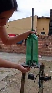 10M views · 26K reactions | #sustentavel Venezolana transforma botellas plastica en nylon , que luego se transforma en linda escobas ASI barren las escoba ⬇️⬇️⬇️⬇️⬇️⬇️⬇️⬇️ https://instagram.com/meninadasvassouras?igshid=YmMyMTA2M2Y= #viral | Menina | Facebook