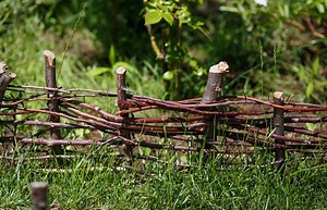 6 DIY Garden Projects Using Dead Wood