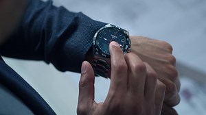 Tissot ist überaus stolz auf seine neue T-Touch Connect Solar, die das geballte Know-how der Schweiz und der Swatch Group in sich vereint. Die Uhr wurde komplett im Schweizer Stammhaus von Tissot in Le Locle entworfen, und verschiedene Hersteller innerhalb der Swatch Group waren am Entwicklungsprozess beteiligt. | Tissot