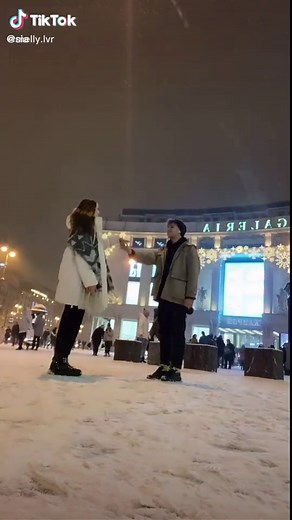 It's summer & we're already thinking about winter ❄️☃️ Show off your best Snowman dance moves like @не Вэлл ❤️ - Team Sia #snowmanchallenge