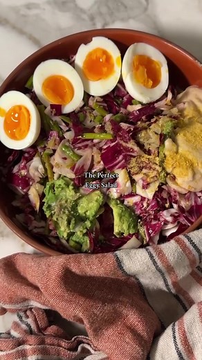 The secret to a perfect hardboiled egg? Timing is everything! Drop your egg into boiling water for 7 minutes, then straight into an ice bath for that chef’s kiss peel and a golden, creamy yolk. ✨ Toss those beauties into a gut healthy protein filled salad with crisp bitter greens, humus, probiotic sauerkraut, a zippy dressing, and all the toppings your heart desires. It’s simple, satisfying, and egg-sactly what your body needs. 😉 Ingredients: Radicchio Green beans Avocado Hard boiled eggs Aspar