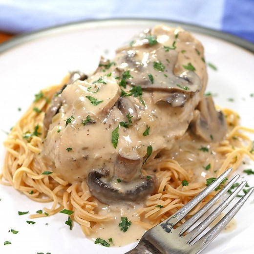 Slow-cooked chicken with a creamy mushroom sauce 🤤 Recipe: https://slowcookingperfected.com/slow-cooker-chicken-and-mushrooms/ | Slow Cooking Perfected
