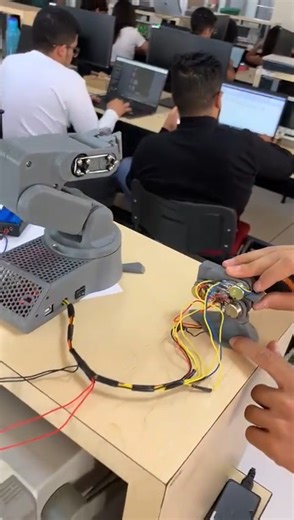 🤖 ¡Brazo Robótico "Espejo": Del Código a la Realidad! 🕹️ ¿Alguna vez te has preguntado cómo funcionan los robots que asisten en cirugías o manipulan materiales peligrosos? El principio es el que ves en este video: una configuración Maestro-Esclavo (Master-Slave). ¿Cómo funciona este sistema? Captura de Movimiento (Maestro): El brazo pequeño tiene potenciómetros o sensores en sus articulaciones que detectan el ángulo exacto en el que lo mueves manualmente. Procesamiento: Un microcontrolador (co