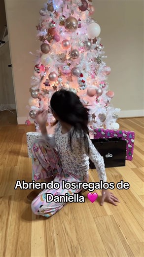 Abriendo los regalos de navidad 🩷🫶🏼🩷🫶🏼 #madreehija #regalos #fyp #like #parati